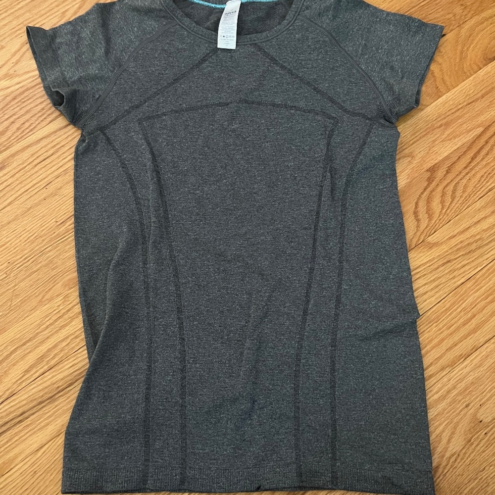 - ivivva shirt